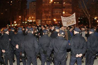 Residentes del distrito de Fuencarral-El Pardo, cercados por  antidisturbios  del Cuerpo Nacional de Policía.