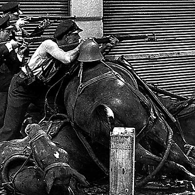 Barcelona, 19 de julio de 1936. Guardias de Asalto en la calle de la Diputación (Foto de A. Centelles).