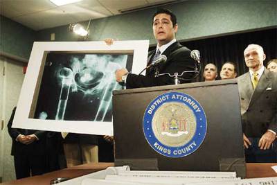 La Fiscalía de Nueva York presenta los detalles de la investigación.