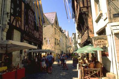Una de las calles de Chinon (a 45 kilómetros de Tours), donde nació y vivió el escritor y humanista François Rabelais, autor de  Gargantúa y Pantagruel .