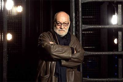 Gerardo Vera, en el escenario del teatro Valle-Inclán, del Centro Dramático Nacional, en el que se representa  Divinas palabras. 