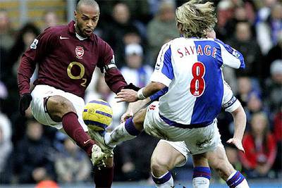Henry disputa la pelota con Savage en el partido entre el Arsenal y el Blackburn de ayer.