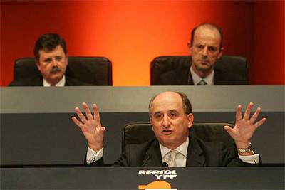 Antonio Brufau, en primer término, presidente de Repsol-YPF.