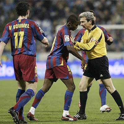 El árbitro, Esquinas Torres, intenta convencer a Eto'o para que no abandone el partido.