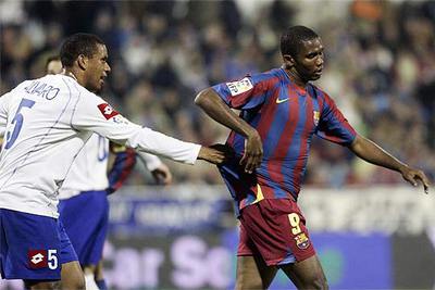 Álvaro intenta detener a Eto'o.