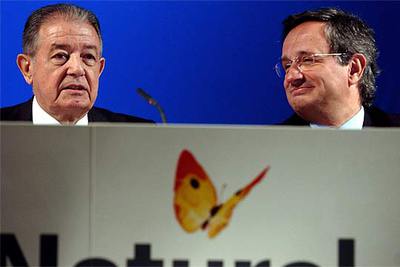 El presidente de Gas Natural, Salvador Gabarró, y su consejero delegado, Rafael Villaseca, en la junta de accionistas de 2005.