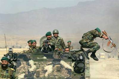 Soldados afganos se despliegan en los alrededores de la prisión de Policharki, en Kabul.