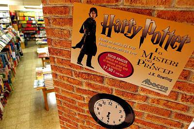 Carteles del nuevo libro de Harry Potter con el precio reducido.