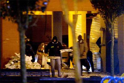 Varios policías examinan los daños en el juzgado de paz de Mungia (Vizcaya) tras la explosión.