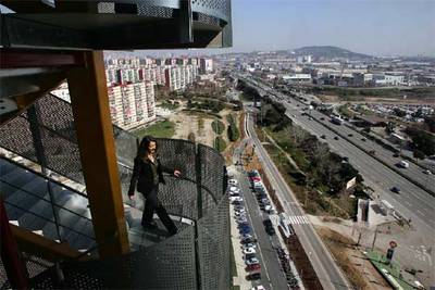 Desde las alturas del Hesperia Tower, con la Gran Via a sus pies, se contempla la silueta de Montjuïc.