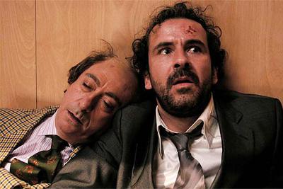 Luis Varela (a la izquierda) y Guillermo Toledo, en  Crimen ferpecto , de Álex de la Iglesia.