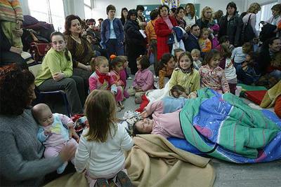 Encierro de padres en Pinedo para pedir un colegio