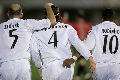 La celebración del gol de Mallorca: Zidane y Robinho, con el goleador.