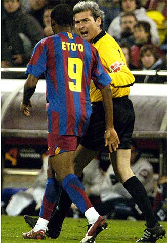 Esquinas Torres intenta disuadir a Eto'o de que abandone el campo.