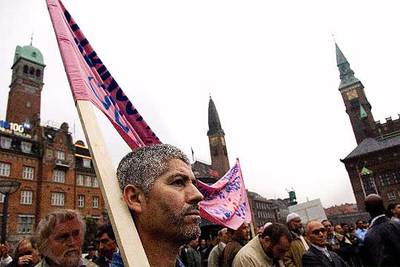 Miembros de la comunidad musulmana danesa protestan  contra el diario  Jyllands-Posten , en Copenhague, en octubre.