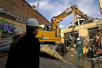 Empieza el derribo de dos fábricas en el Guinardó para construir equipamientos