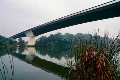 Puente de Tortosa sobre el río Ebro. Tarragona, 1982. Del libro  Puentes, estructuras, actitudes,  de Martínez Calzón.