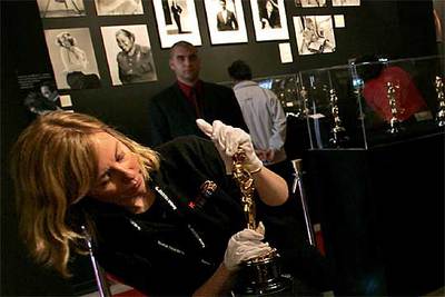 La actriz Kristyn Burtt limpia una estatuilla el miércoles en el teatro Kodak de Los Ángeles.