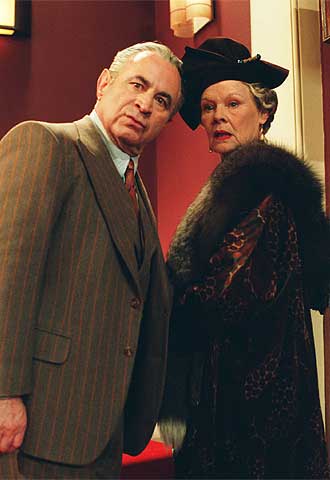 Bob Hoskins y Judi Dench, en un fotograma de  Mrs. Henderson presentarn. 
