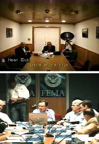 Arriba, el presidente Bush (centro) escucha en su rancho de Tejas las explicaciones por videoconferencia de los funcionarios federales (abajo).