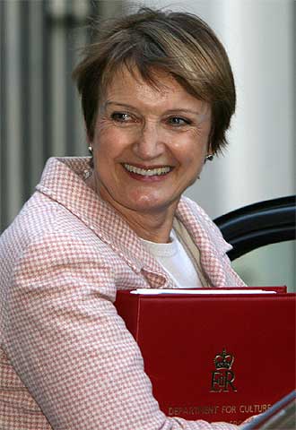 La ministra Tessa Jowell sale ayer de una reunión del Gobierno.