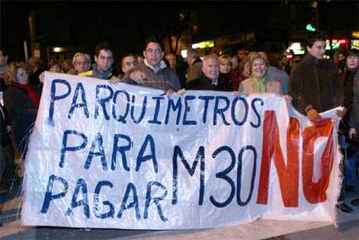 Un millar de vecinos tomaron las calles de Carabanchel para protestar por la instalación de parquímetros en el casco antiguo del distrito.