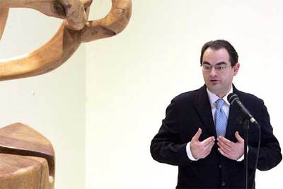 Javier Balza responde a los informadores en la rueda de prensa posterior a su comparecencia parlamentaria en Vitoria.
