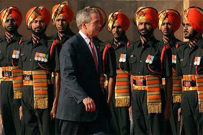 George W. Bush pasa revista a la guardia de honor en el palacio presidencial de Nueva Delhi.