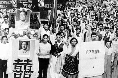 Manifestación de estudiantes y profesores chinos en las calles de Pekín, el 23 de agosto de 1966, en apoyo a la Revolución Cultural promovida por Mao.