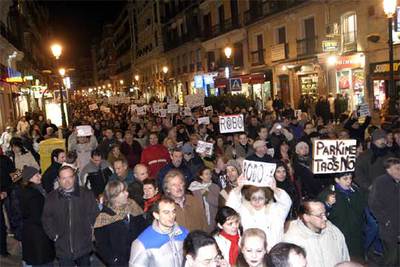 Los vecinos que protestan contra los parquímetros se dirigen por la calle Mayor hacia la plaza de la Villa.