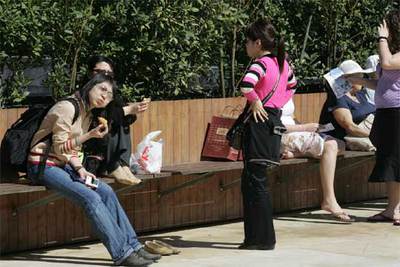 Dos turistas, junto al Museo Guggenheim en Bilbao.