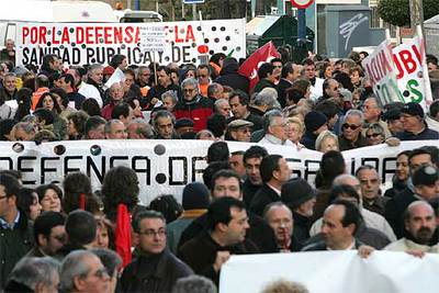 Manifestantes en defensa de los médicos del Severo Ochoa.