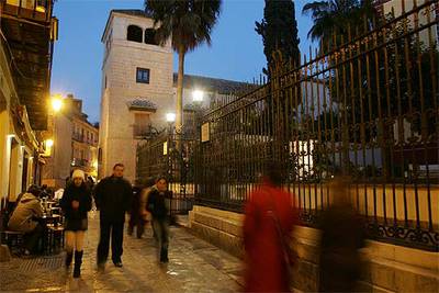 La calle de San Agustín y la torre  del Museo Picasso de Málaga, en el palacio de los condes de Buenavista, rehabilitado y ampliado por el arquitecto Richard Gluckman.