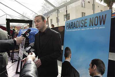 Hany Abu-Assad, director de  Paradise Now , habla con los reporteros en Los Ángeles.