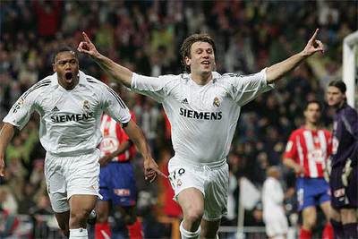 Cassano celebra su gol, el primero del Madrid, y Baptista corre a felicitarle.