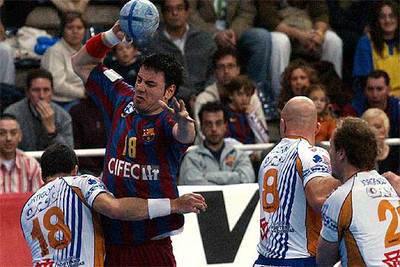 Romero trata de lanzar ante Ortigosa.