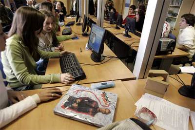 Alumnos del instituto Astures, en Lugones (Asturias), en plena clase de Empresa Joven Europea.