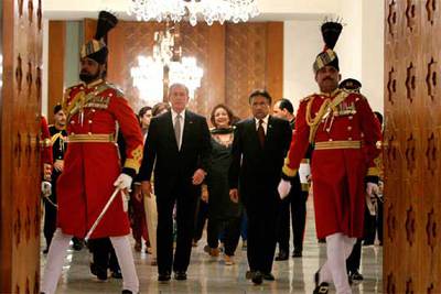El presidente de Estados Unidos, George W. Bush,  y el de Pakistán, Pervez Musharraf, durante una recepción en Islamabad.