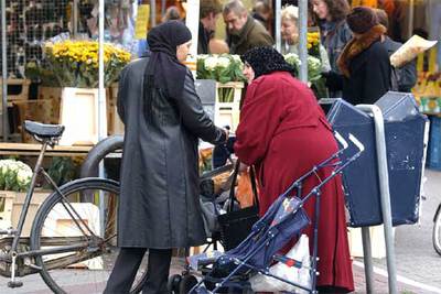 Dos mujeres musulmanas charlan en un mercado a las afueras de Amsterdam en una foto de archivo.