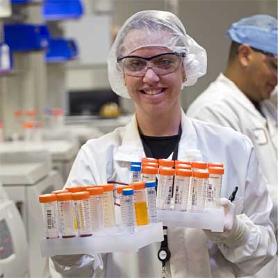Una trabajadora del banco de células madre adultas CBR de Tucson enseña muestras biológicas.
