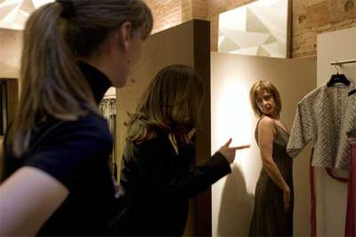La clienta Rosa Serra (derecha), el miércoles, junto a sus  personal shoppers,  Elisabet Olivé y Montse Guals, en una tienda de Barcelona.
