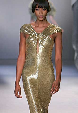 Naomi Campbell desfila con un vestido de noche de Giambattista Valli, en París, el pasado 3 de marzo.