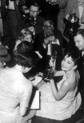 Audrey Hepburn, con el Oscar que logró por  Vacaciones en Roma,  en marzo de 1954.