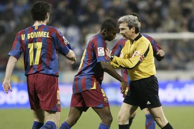 Eto'o amaga con abandonar el campo de La Romareda.