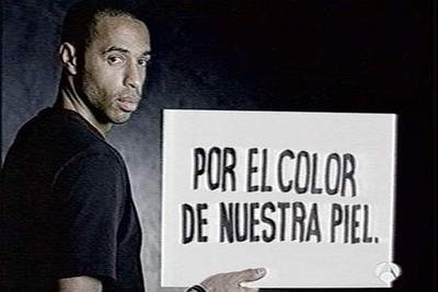 El delantero del Arsenal Henry posa para una campaña contra el racismo.