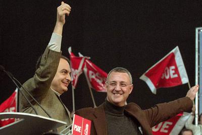 El presidente del Gobierno, José Luis Rodríguez Zapatero, y el ministro de Trabajo, Jesús Caldera, en el mitin del PSOE en Valladolid.