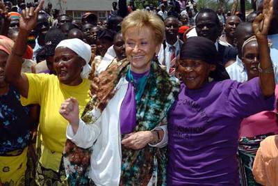 María Teresa Fernández de la Vega, en su recorrido por Kibera, barrio empobrecido de Nairobi.