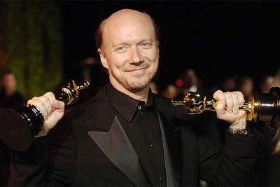 Tras la ceremonia de entrega de los premios, Paul Haggis, guionista y director de  Crash,  muestra los  oscars   a la mejor película y al mejor guión original   a la llegada a la fiesta de   Vani ty Fair.