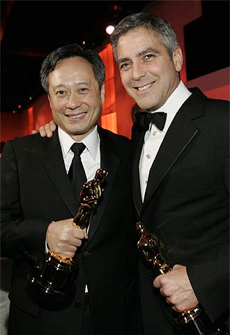 Ang Lee, a la izquierda, Oscar al mejor director por  Brokeback Mountain,  y George Clooney, con su premio como mejor actor de reparto por  Syriana .