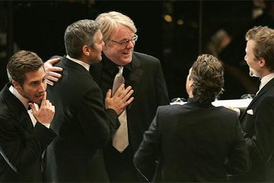 Philip Seymour Hoffman, en el centro, Oscar al mejor actor por  Capote,  es felicitado por George Clooney, Jake Gyllenhaal (izquierda) y Heath Ledger (derecha). De espaldas, Joaquin Phoenix.